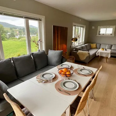 6 Person In Bjoa-by Traum