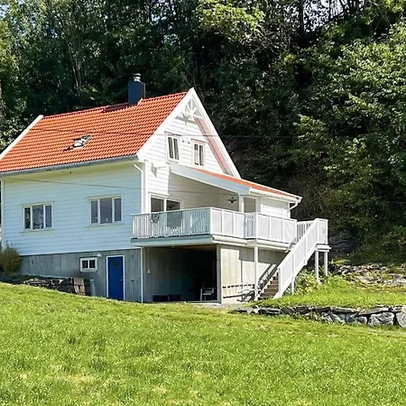6 Person In Bjoa-by Traum *
